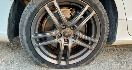 What to Do When You Have a Flat Tyre on the Motorway: 7 Immediate Steps - autopump
